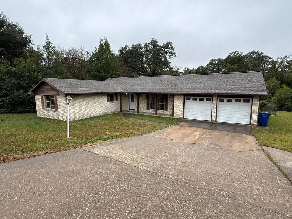 107 State Hwy 75 N in Huntsville, TX - Building Photo