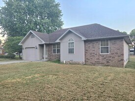 621 E Bedford St in Marshfield, MO - Building Photo