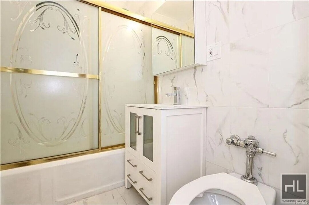 E Tremont Ave, Unit 4 in Bronx, NY - Building Photo