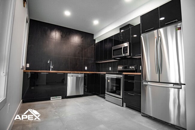 10813-10885 85 Ave in Edmonton, AB - Building Photo - Building Photo
