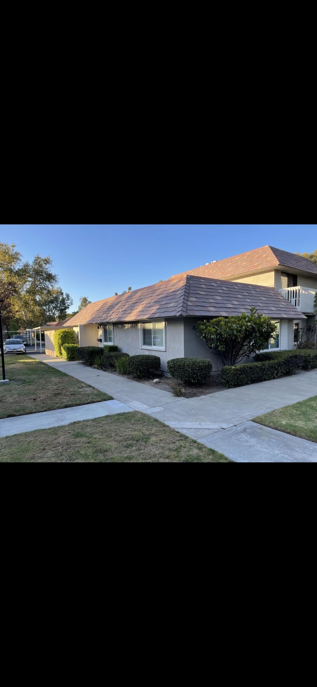 21773 Lake Vista Dr in Lake Forest, CA - Building Photo - Building Photo