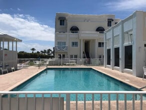 8600 Ridgewood Ave in Cape Canaveral, FL - Foto de edificio - Building Photo