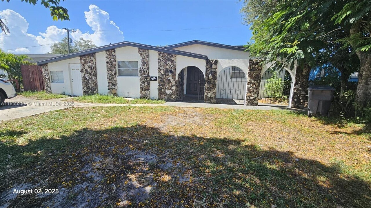 7091 Moseley St in Hollywood, FL - Building Photo
