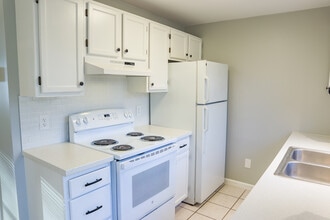 120 Young St, Unit 1 in East Hampton, CT - Foto de edificio - Building Photo