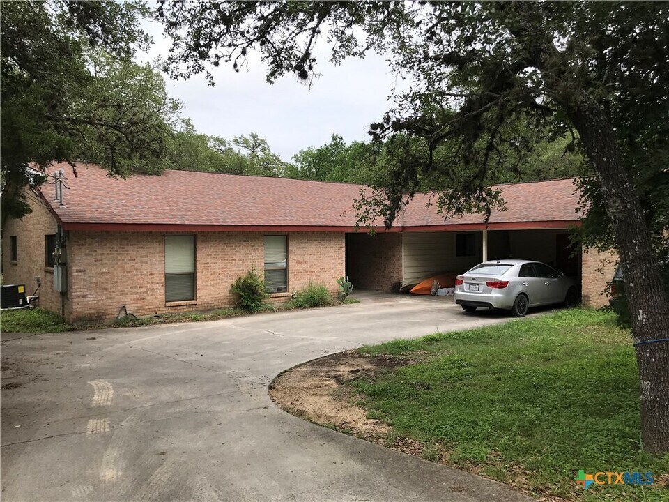 402 Deerwood Dr in San Marcos, TX - Building Photo