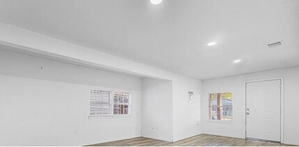 3537 S Laredo St in San Antonio, TX - Foto de edificio - Building Photo