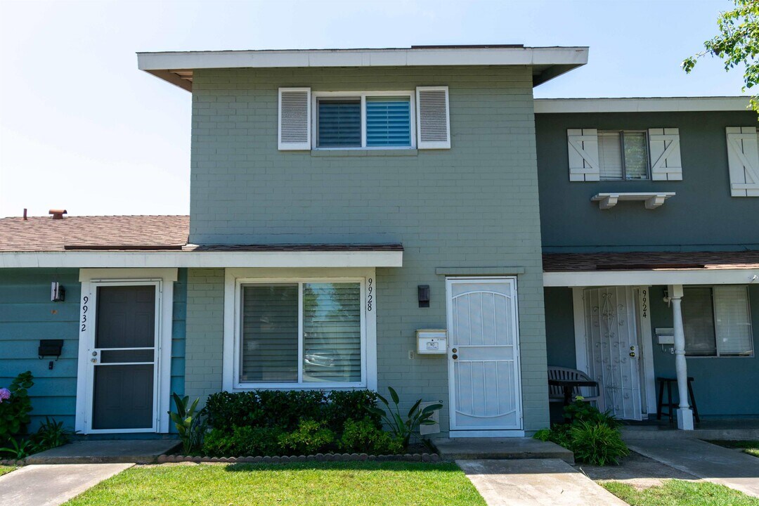 9928 Continental Dr in Huntington Beach, CA - Building Photo