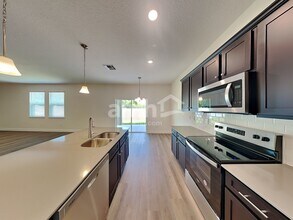 1054 Heavenly Dr in St. Cloud, FL - Foto de edificio - Building Photo