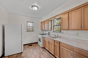 618 8th St in Pitcairn, PA - Building Photo