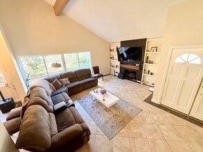 26431 Via Lara in Mission Viejo, CA - Foto de edificio - Building Photo