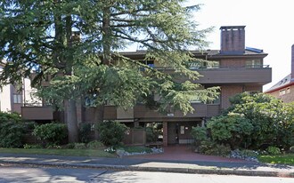 2480 W 3rd Ave in Vancouver, BC - Building Photo