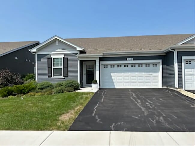 325 Sussex Ln in North Aurora, IL - Building Photo - Building Photo