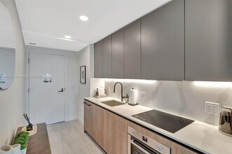 580 72nd St in Miami Beach, FL - Foto de edificio - Building Photo