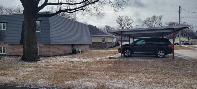 704 S 3rd St, Unit 2 in Albion, NE - Foto de edificio - Building Photo