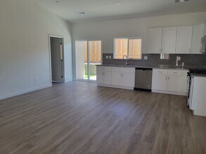 8402 Grandy St, Unit 8402 Grandy Unit B in Bakersfield, CA - Foto de edificio - Building Photo