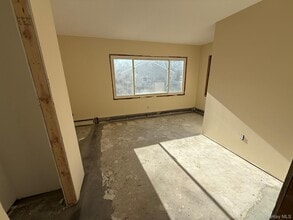 24 Poplar Pl in Bay Shore, NY - Foto de edificio - Building Photo