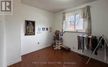 17 Brisbourne Grove in Toronto, ON - Building Photo - Building Photo