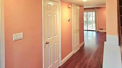 37 Anderson Ct in East Brunswick, NJ - Foto de edificio - Building Photo