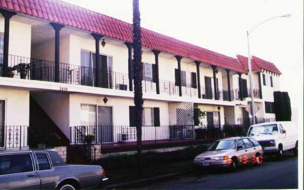 7050-7059 Waring Ave in Los Angeles, CA - Foto de edificio