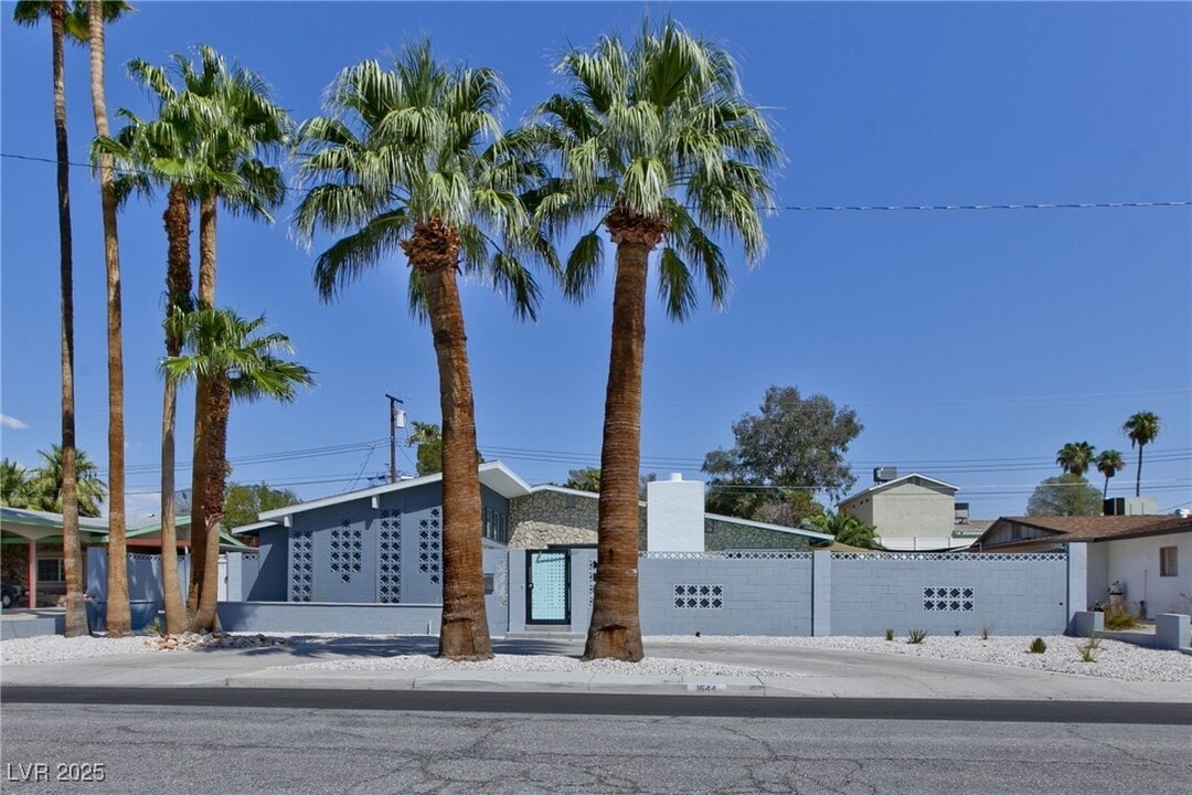 1644 Raindance Way in Las Vegas, NV - Foto de edificio