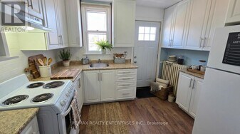 142 Emerald St S in Hamilton, ON - Building Photo