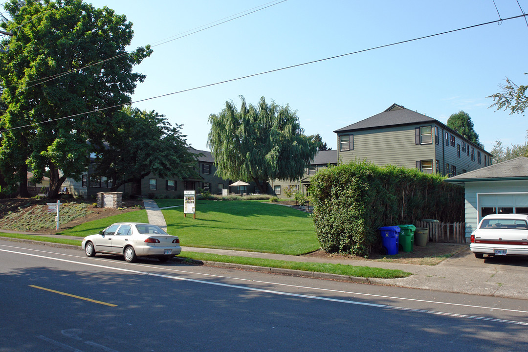 Creston Court in Portland, OR - Foto de edificio