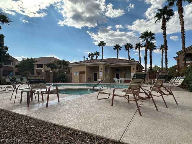 1050 E Cactus Ave in Las Vegas, NV - Building Photo - Building Photo