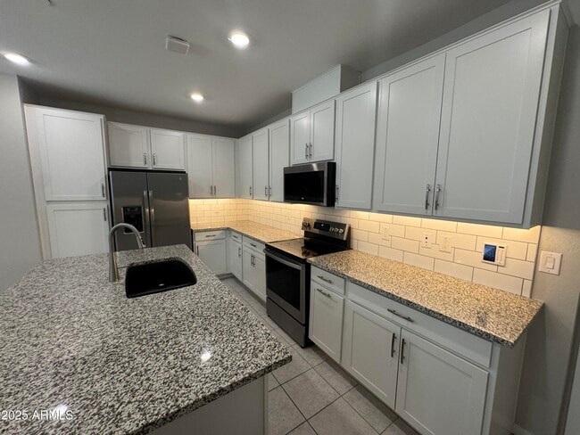 775 E Furness Dr in Gilbert, AZ - Foto de edificio - Building Photo
