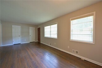 2075 Claude St NW in Atlanta, GA - Building Photo - Building Photo