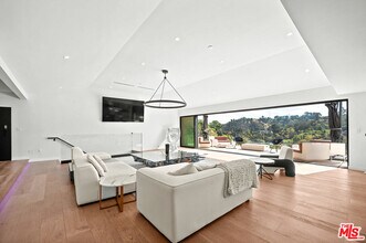 8744 Skyline Dr in Los Angeles, CA - Building Photo - Building Photo