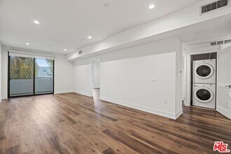 129 S Kings Rd in Los Angeles, CA - Building Photo - Building Photo