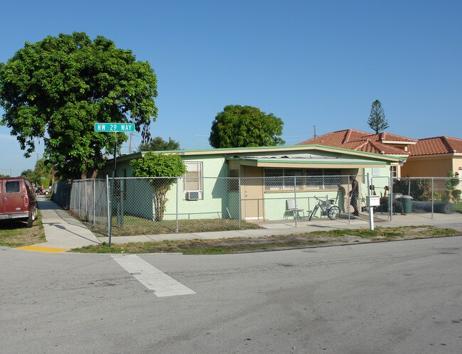 1211 NW 29th Way in Fort Lauderdale, FL - Foto de edificio - Building Photo