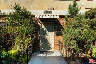 11585 Riverside Dr in Los Angeles, CA - Building Photo - Building Photo