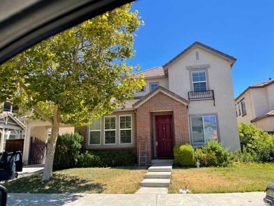 630 Ben Ingram Ct in Tracy, CA - Foto de edificio