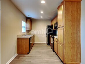 241 Emerald Isle Dr in Moncks Corner, SC - Foto de edificio - Building Photo