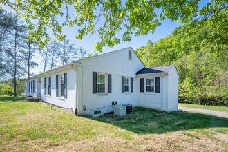 2561 Rutrough Rd SE in Roanoke, VA - Building Photo - Building Photo