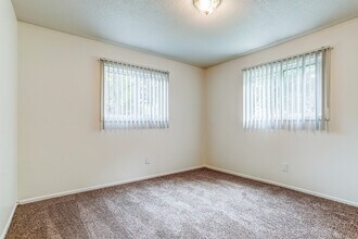 GolfView Apartments By The Bay in Essexville, MI - Foto de edificio - Building Photo