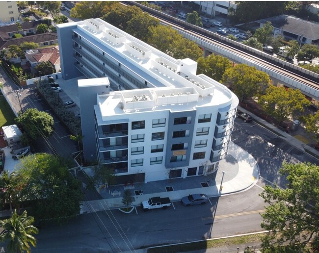 Silver Bluff Underline in Miami, FL - Building Photo - Building Photo