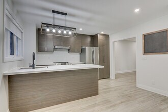 2520 Bloor St W in Toronto, ON - Building Photo - Building Photo