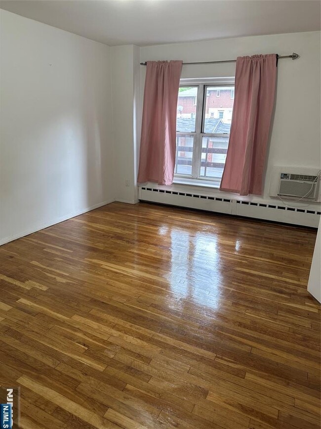 1575 Center St in Fort Lee, NJ - Building Photo - Building Photo