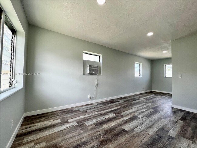 529 NW 5th St-Unit -8 in Hallandale Beach, FL - Building Photo - Building Photo
