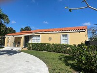 281 Lafayette Dr in Miami Springs, FL - Foto de edificio - Building Photo