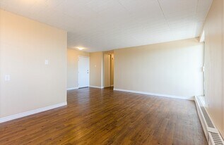 Bay Court in North Bay, ON - Building Photo