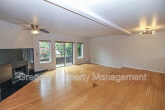 9828 NE 137th St in Kirkland, WA - Building Photo - Building Photo