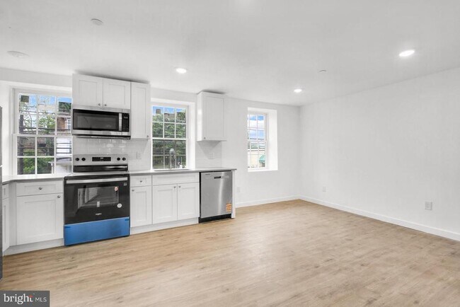 7037 Ridge Ave in Philadelphia, PA - Building Photo - Building Photo