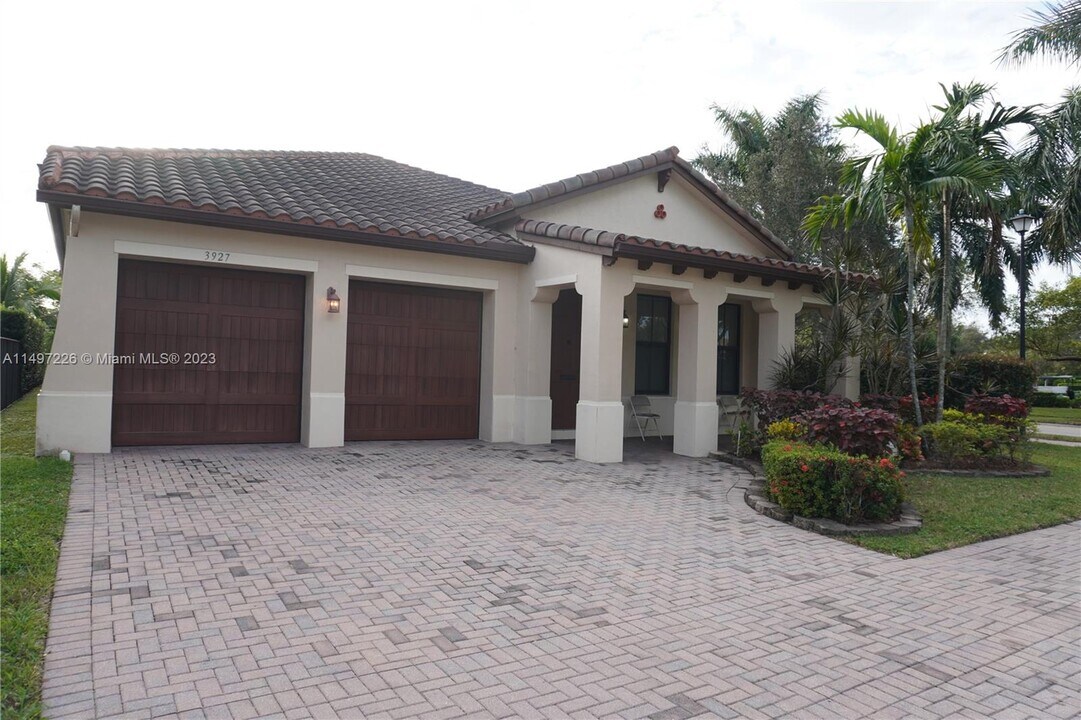 3927 NW 84th Way in Pembroke Pines, FL - Foto de edificio