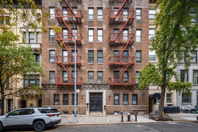 325 W 71st St in New York, NY - Building Photo - Building Photo