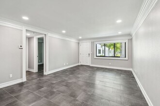 2942 W Bay Dr in Belleair Bluffs, FL - Building Photo - Building Photo