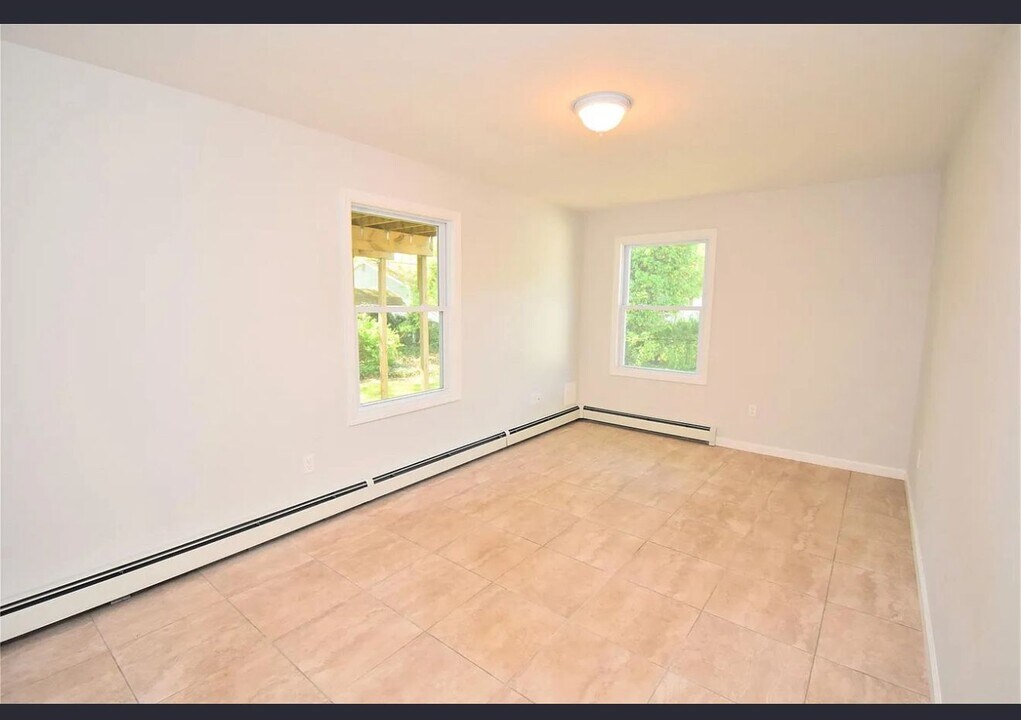90 Dorchester Rd, Unit 1 in Ronkonkoma, NY - Building Photo