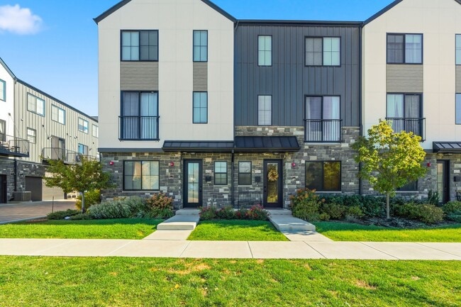 Bloom Street Townhomes in Highland Park, IL - Building Photo - Building Photo
